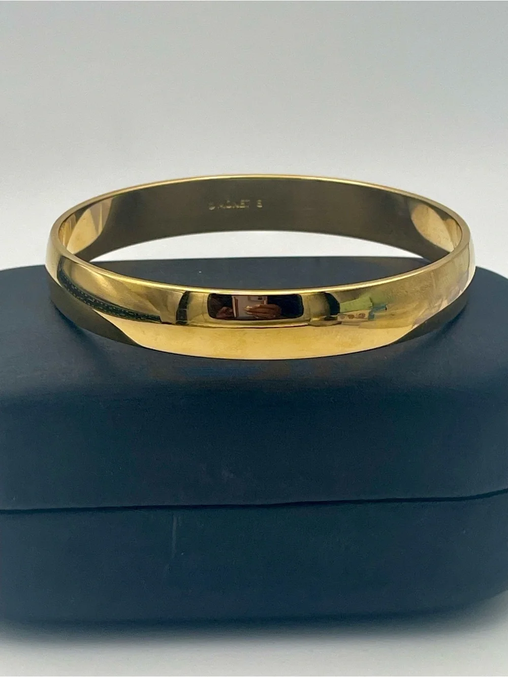 Vintage Monet Gold-Tone Polished Bangle Bracelet. Sz 7 1/2 inches